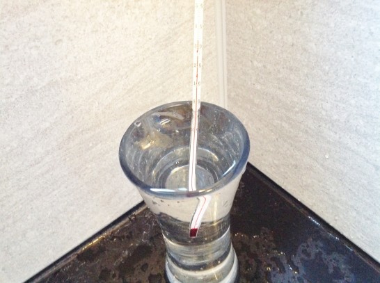 年間の井戸水と水道水の温度を測定
